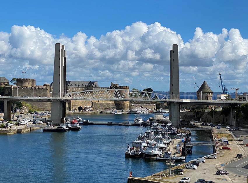 Bruecke von brest mit dem dahinter liegenden Musée national de la marine