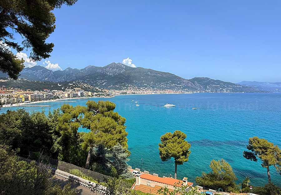 Blick auf Menton aus der Ferne